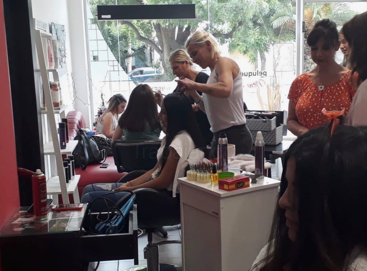 Estilista de New Sensation atendiendo a una clienta